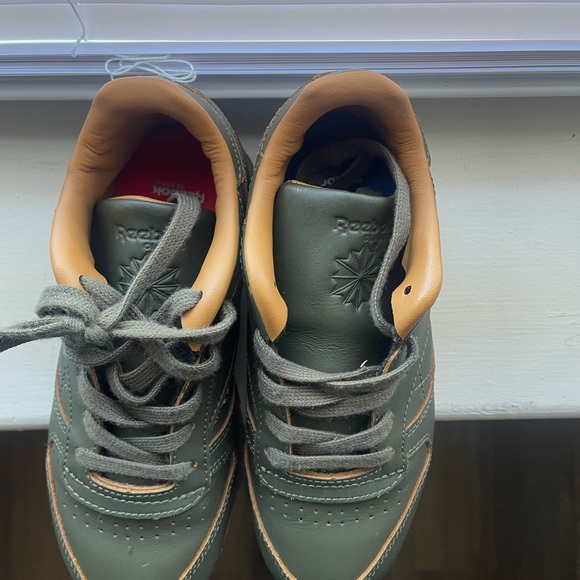 Youth reeboks size 1 50 or best offer - Picture 2 of 5